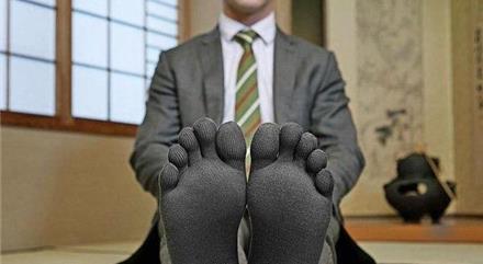 脚臭非常的尴尬怎么办?正常人如何预防?